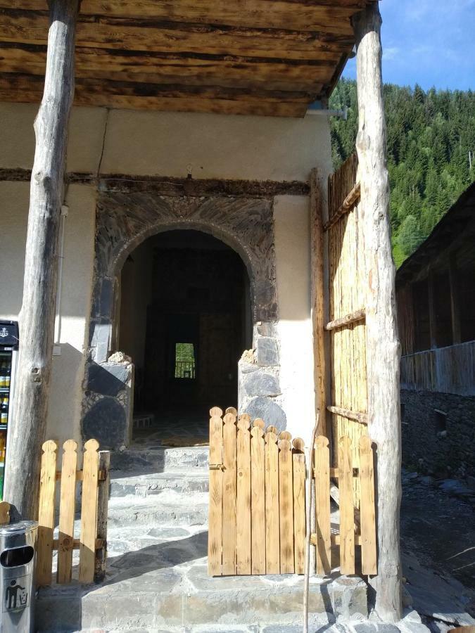 Raul Lushnu Darbaz Bed & Breakfast Местия Екстериор снимка